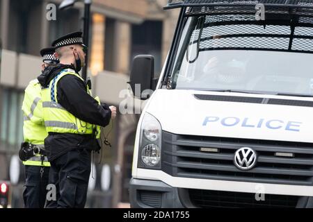 Polizei im Gespräch mit einem Kollegen auf dem Fahrersitz von Der VW-Aufstandswagen im Stadtzentrum von Manchester 08-11-2020 während Die Anti-Lockdown-Proteste Stockfoto