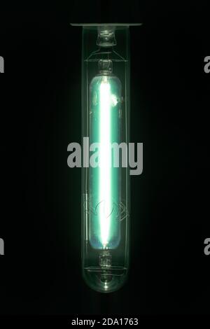 Nahaufnahme der Aluminiumsilikat-Lichtbogenröhre oder des Brenners von 400 W Mitteldruck-MA-Quecksilberlampe bei voller Leistung Stockfoto
