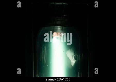 Nahaufnahme der roten heißen Elektrode oder des Glühfadens in Eine laufende 400W Quecksilberdampflampe mit Lichtbogen Stream sichtbar Stockfoto