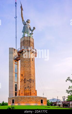 Die Vulcan Statue ist im Vulcan Park in Birmingham, Alabama abgebildet. Die eiserne Statue zeigt den römischen Gott des Feuers und der Schmiede Vulcan. Stockfoto