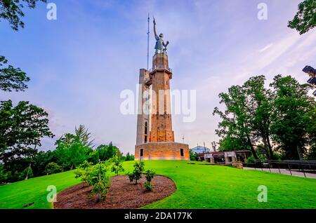 Die Vulcan Statue ist im Vulcan Park in Birmingham, Alabama abgebildet. Die eiserne Statue zeigt den römischen Gott des Feuers und der Schmiede Vulcan. Stockfoto