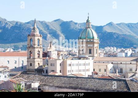 Stadtlandschaft von Palermo die Hauptstadt von Sizilien in Italien. Hier das Dach und der alten Häuser mit den Bergen im Hintergrund von der St Stockfoto