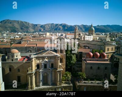 Stadtlandschaft von Palermo die Hauptstadt von Sizilien in Italien. Hier das Dach und der alten Häuser mit den Bergen im Hintergrund von der St Stockfoto