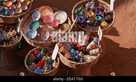 Luftaufnahme von Souvenir-Geschenke (bunte Tassen, Miniatur-Tajines, Schalen) für Touristen im historischen Zentrum von Essaouira, Marokko, Afrika angeboten. Stockfoto