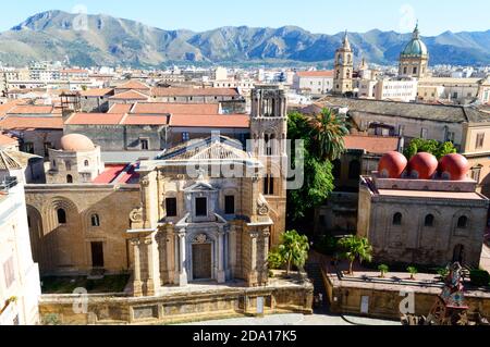 Stadtlandschaft von Palermo die Hauptstadt von Sizilien in Italien. Hier das Dach und der alten Häuser mit den Bergen im Hintergrund von der St Stockfoto