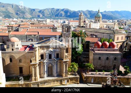 Stadtlandschaft von Palermo die Hauptstadt von Sizilien in Italien. Hier das Dach und der alten Häuser mit den Bergen im Hintergrund von der St Stockfoto
