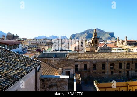 Stadtlandschaft von Palermo die Hauptstadt von Sizilien in Italien. Hier das Dach und der alten Häuser mit den Bergen im Hintergrund von der St Stockfoto