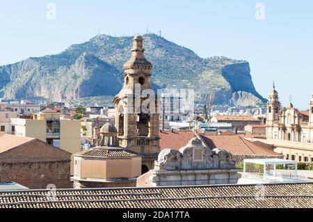Stadtlandschaft von Palermo die Hauptstadt von Sizilien in Italien. Hier das Dach und der alten Häuser mit den Bergen im Hintergrund von der St Stockfoto