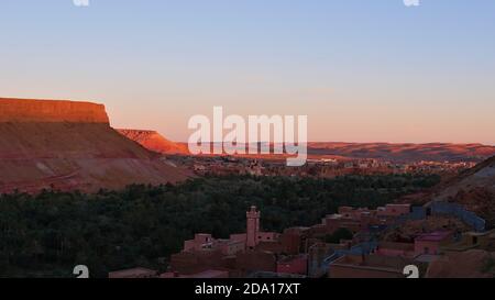 Atemberaubender Panoramablick über den Norden von Tinghir, Marokko in fruchtbaren grünen Tal Oase auf den südlichen Ausläufern des Atlasgebirges bei Sonnenuntergang gelegen. Stockfoto