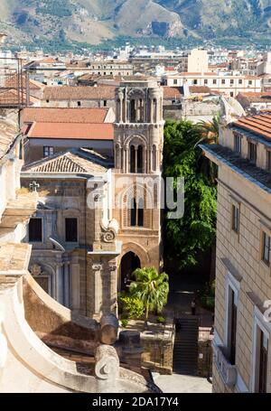 Stadtlandschaft von Palermo die Hauptstadt von Sizilien in Italien. Hier das Dach und der alten Häuser mit den Bergen im Hintergrund von der St Stockfoto