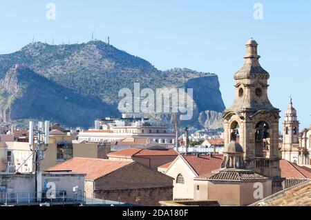 Stadtlandschaft von Palermo die Hauptstadt von Sizilien in Italien. Hier das Dach und der alten Häuser mit den Bergen im Hintergrund von der St Stockfoto