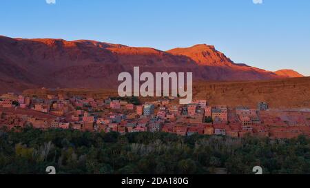 Atemberaubender Panoramablick über Tinghir, Marokko mit historischen Lehm Berber Gebäude in einem grünen Oasental am südlichen Ausläufer des Atlas. Stockfoto