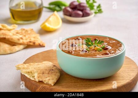 Fava Bohnen Dip, traditionelle ägyptische, mittelöstliche Lebensmittel Foul-Medaillons Stockfoto
