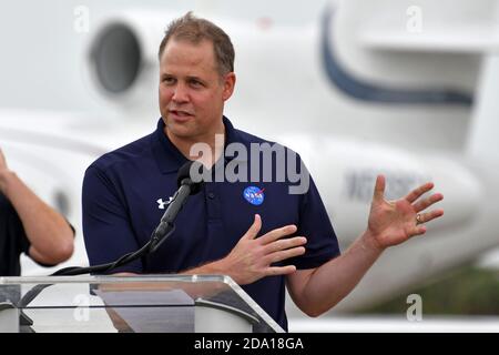 Kennedy Space Center, Usa. November 2020. NASA-Administrator Jim Bridenstine spricht Medien an, nachdem die Astronautencrew am Sonntag, den 8. November 2020, im Kennedy Space Center in Florida angekommen ist. Foto von Joe Marino/UPI Kredit: UPI/Alamy Live Nachrichten Stockfoto