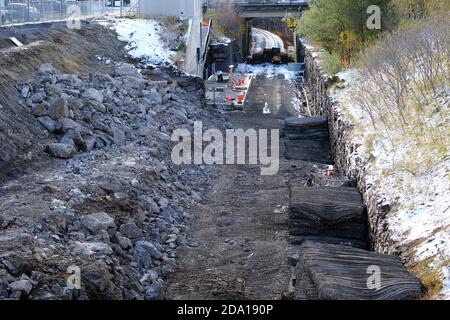 Unter Ballastmatten aus alten Autoreifen zusammengeschnürt. Modernisierung/Erweiterung der Stadtbahn Trillium Line am Bahnhof Carling, Ottawa, Ontario, Kanada. Stockfoto