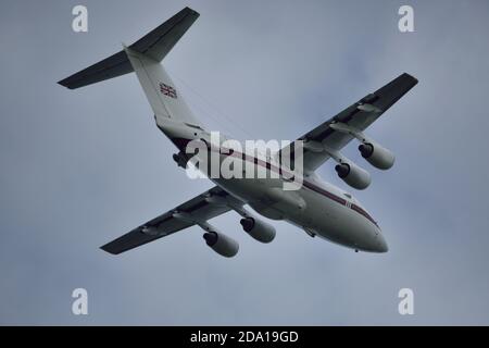 Royal Airforce 32 Sqn BAE 146 CC.MK 2 Klettern gesehen Verlassen Sie den London City Airport während eines Trainingsflugs Stockfoto