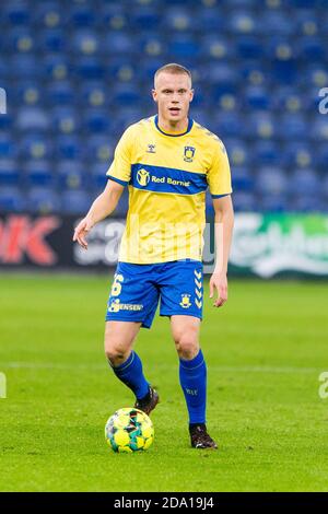 Brondby, Dänemark. November 2020. Hjortur Hermannsson (6) von Broendby, WENN er während des 3F Superliga-Spiels zwischen Broendby IF und Odense Boldklub im Brondby Stadium gesehen wurde. (Foto Kredit: Gonzales Foto/Alamy Live News Stockfoto