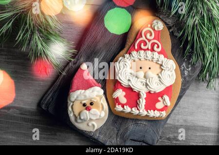 Festliche Lebkuchen in Form von Santa Claus und Santa Claus-Kuchen Stockfoto