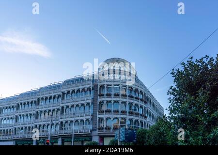 St Stephens Green Shopping Centre in Dublin, Irland mit einem klaren blauen Himmel und über dem Flugzeug fliegt ein Flugzeug vorbei. Stockfoto