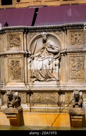 Skulpturen in Fonte Gaia - monumentale Brunnen auf der Piazza del Campo im Zentrum von Siena - Toskana, Italien Stockfoto