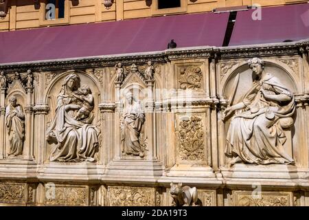 Skulpturen in Fonte Gaia - monumentale Brunnen auf der Piazza del Campo im Zentrum von Siena - Toskana, Italien Stockfoto