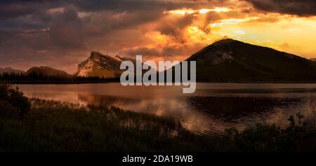 Wunderschöner Panoramablick auf die Vermilion Lakes in Banff, Alberta, Kanada Stockfoto