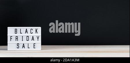Black Friday Konzept. Leuchtkasten mit Text auf dunklem Hintergrund. Stockfoto