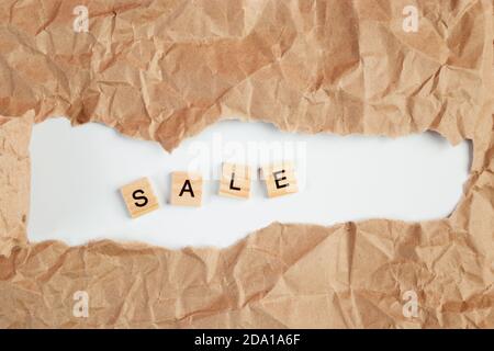 Angebot „Black Friday“. Text in zerrissenem Bastelpapier. Stockfoto