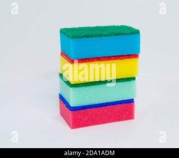 Set von bunten Schwämmen auf grauem Hintergrund Stockfoto