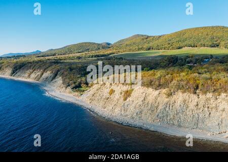 Luftpanorama der blauen Küste und Felsen. Schwarzes Meer, wilde Natur. Stockfoto