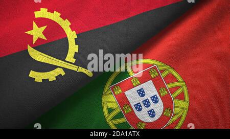 Angola und Portugal zwei Flaggen Textiltuch, Stoff Textur Stockfoto