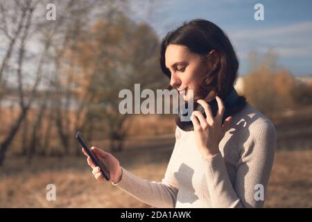 Lächelnde Frau Nachrichten von Smartphone Stockfoto