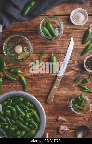 Vorbereitung Von Eingelegten Jalapeno Peppers Stockfoto