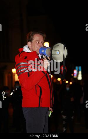 Der umstandene Corona-Szeptiker Bodo Schiffmann hat am Sonntagsabend mit seinem großen schwarzen Luxus-Nightliner auf dem Marienplatz Station gemacht. Stockfoto