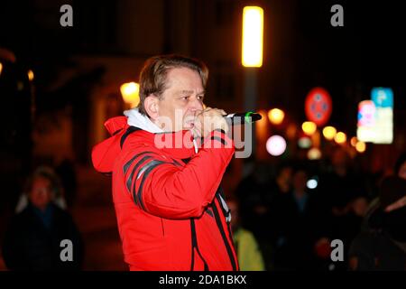 Der umstandene Corona-Szeptiker Bodo Schiffmann hat am Sonntagsabend mit seinem großen schwarzen Luxus-Nightliner auf dem Marienplatz Station gemacht. Stockfoto