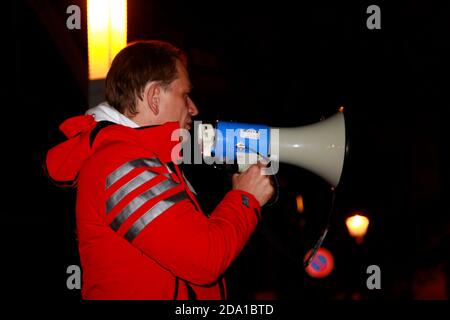 Der umstandene Corona-Szeptiker Bodo Schiffmann hat am Sonntagsabend mit seinem großen schwarzen Luxus-Nightliner auf dem Marienplatz Station gemacht. Stockfoto