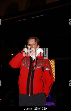 Der umstandene Corona-Szeptiker Bodo Schiffmann hat am Sonntagsabend mit seinem großen schwarzen Luxus-Nightliner auf dem Marienplatz Station gemacht. Stockfoto