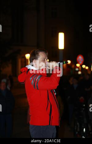 Der umstandene Corona-Szeptiker Bodo Schiffmann hat am Sonntagsabend mit seinem großen schwarzen Luxus-Nightliner auf dem Marienplatz Station gemacht. Stockfoto