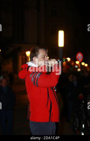 Der umstandene Corona-Szeptiker Bodo Schiffmann hat am Sonntagsabend mit seinem großen schwarzen Luxus-Nightliner auf dem Marienplatz Station gemacht. Stockfoto