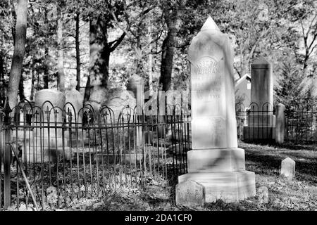 Grabmaler in Old Christ Church, Laurel, DE. Schwarz-Weiß. Stockfoto