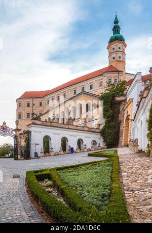 Schloss Mikulov oder Schloss Mikulov. Vor dem Eingang. Südmähren, Tschechische Republik Stockfoto