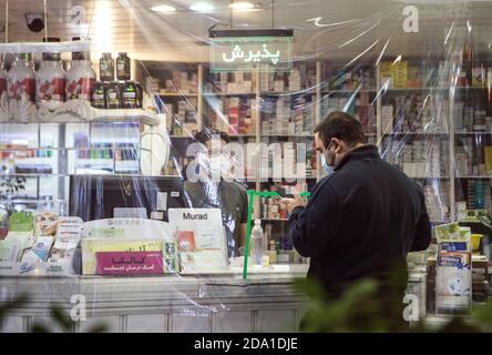 Mashhad, Iran. November 2020. Ein Verkäufer, der eine Gesichtsmaske trägt, arbeitet in einer Apotheke in Mashhad, Iran, 7. November 2020. Der Iran meldete am Sonntag 459 Todesfälle im Zusammenhang mit COVID-19, was ihn zur höchsten täglichen Todesrate seit dem Ausbruch des Virus im Land macht. 682,486 COVID-19 Fälle wurden bisher im Iran bestätigt, nach der Registrierung von 9,236 Infektionen. Quelle: Ahmad Halabisaz/Xinhua/Alamy Live News Stockfoto