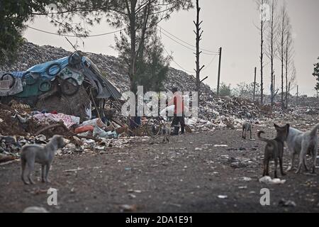 Mae Sot, Thailand. April 2012. Mülldeponie am Rande der Stadt, in der Flüchtlinge aus Myanmar leben. Stockfoto