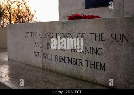 Sonnenaufgang am Gedenktag Sonntag 2020 am Southend war Memorial mit Linien von Ode of Remembrance, von for the Gefallenen. Und am Morgen Stockfoto