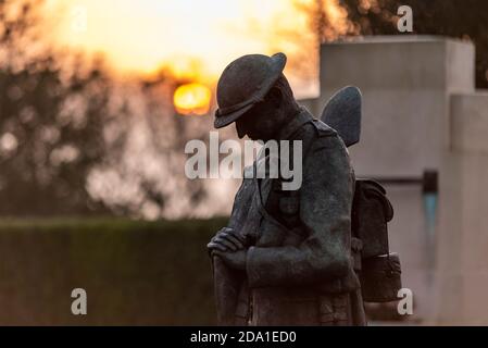 Sonnenaufgang am Gedenktag Sonntag 2020 am Southend war Memorial. Bronze Soldat 'Tommy' Skulptur Figur in Great war Uniform Stockfoto