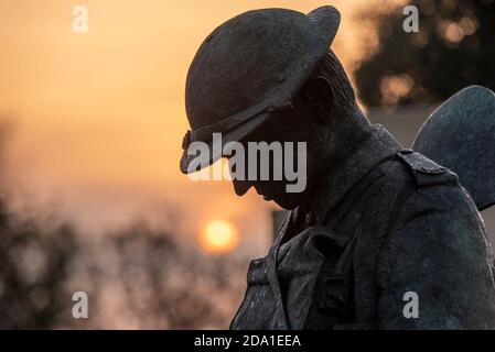 Sonnenaufgang am Gedenktag Sonntag 2020 am Southend war Memorial. Bronze Soldat 'Tommy' Skulptur Figur in Great war Uniform Stockfoto