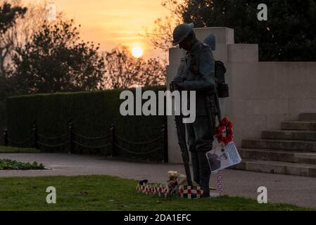 Sonnenaufgang am Gedenktag Sonntag 2020 am Southend war Memorial. Bronze Soldat 'Tommy' Skulptur Figur in Great war Uniform Stockfoto