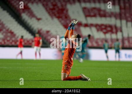 Lissabon, Portugal. November 2020. SC Braga Torwart Matheus Magalhaes feiert Francisco Moura beim Fußballspiel der Portugiesischen Liga zwischen SL Benfica und SC Braga am 8. November 2020 im Luz-Stadion in Lissabon, Portugal, ein Tor. Quelle: Pedro Fiuza/ZUMA Wire/Alamy Live News Stockfoto