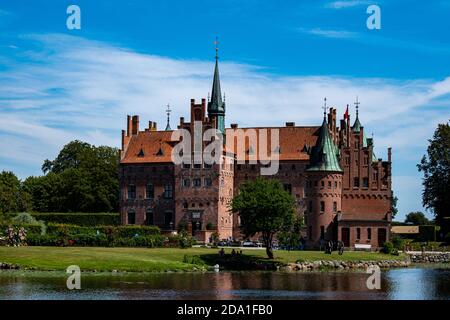 Egeskov Schloss Panorama, Dänemark, im sonnigen Sommer Stockfoto