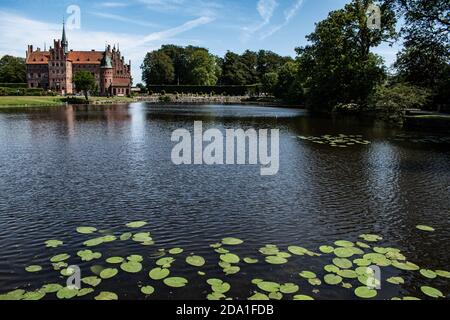 Egeskov Schloss Panorama, Dänemark, im sonnigen Sommer Stockfoto